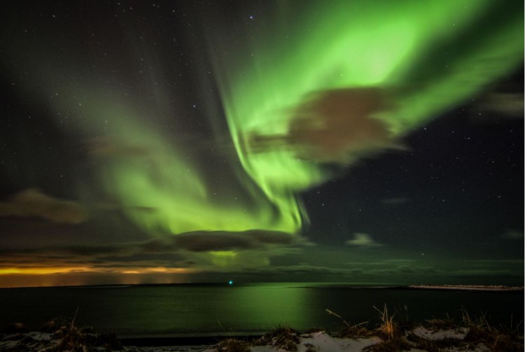 Another dazzling display captured by the seaside of Reykjavík. (Photo by Dagur Jónsson)