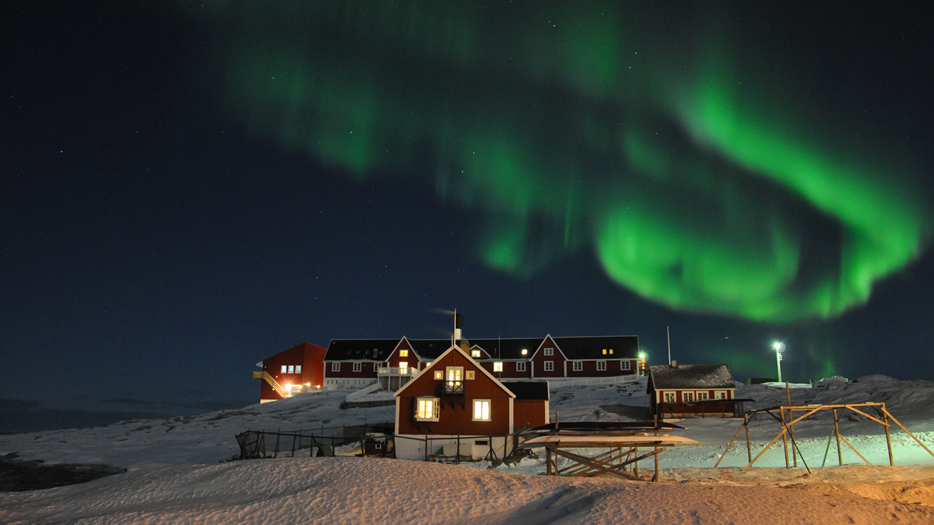 Aurora borealis greenland. Сабетта Северное сияние. Гренландия Северное сияние. Нуук Гренландия Северное сияние. Илулиссат Северное сияние.