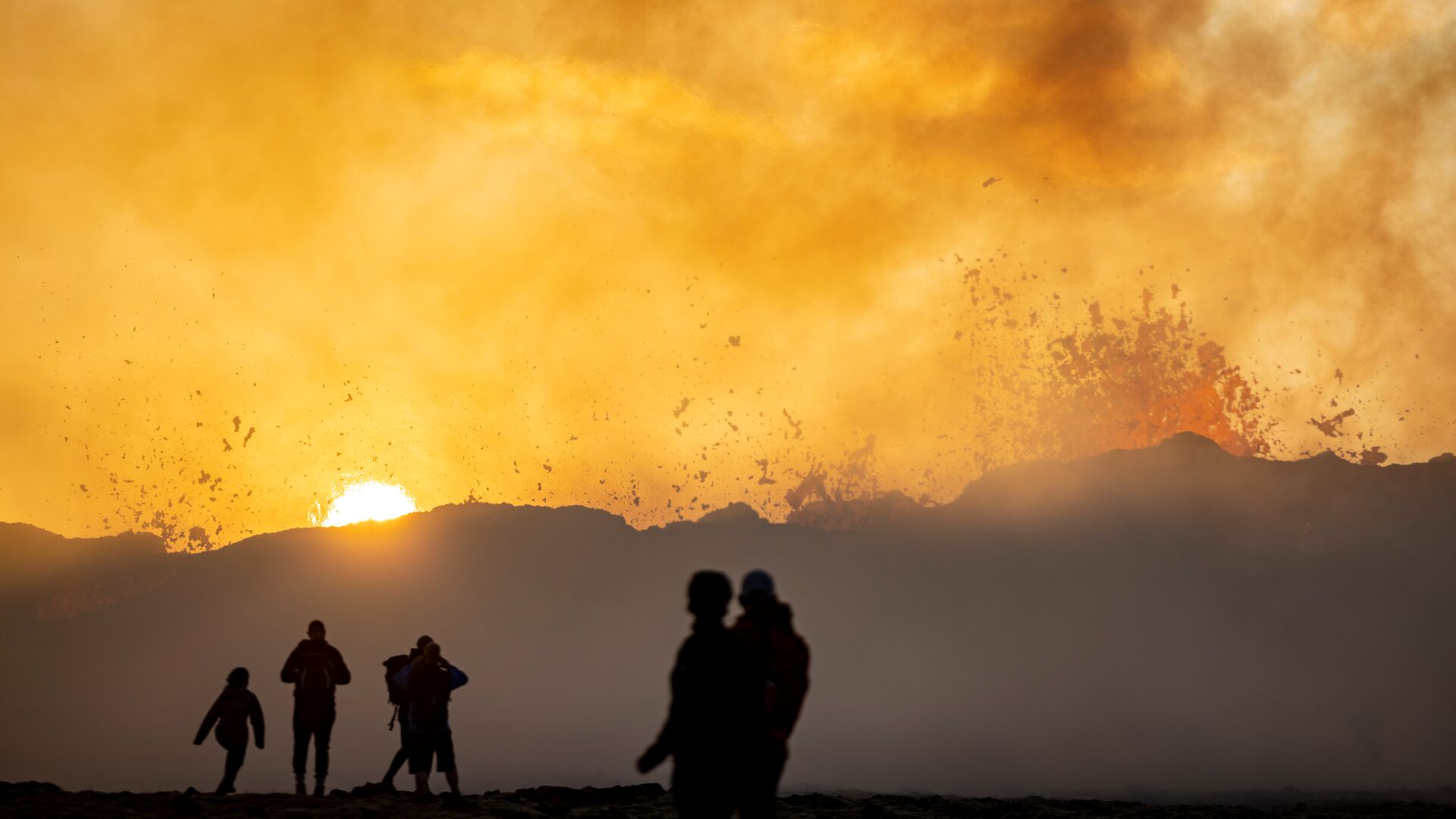 Reykjanes eruption 2023 hikers at sunset ©Yiqun Zheng